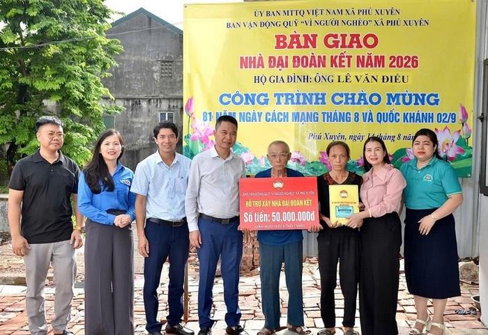 Lãnh đạo xã Phú Xuyên trao kinh phí hỗ trợ xây dựng nhà Đại đoàn kết cho người dân có hoàn cảnh khó khăn. Ảnh: PV