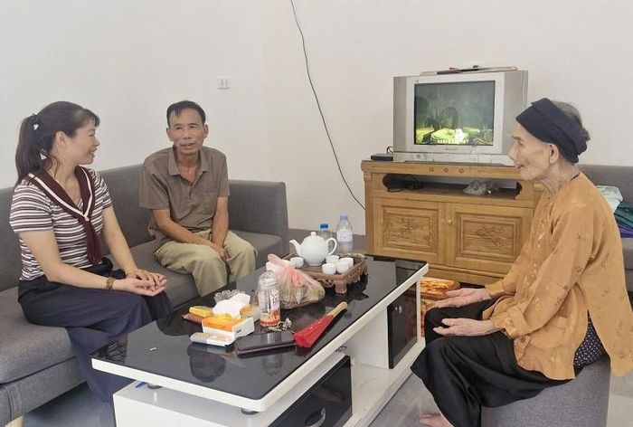Cuộc sống, sinh hoạt của gia đình ông Dương Văn Lỳ ở thôn Phú Cường, xã Phú Xuyên trở nên ấm cúng hơn trong ngôi nhà Đại đoàn kết vừa được xây dựng. Ảnh: PV