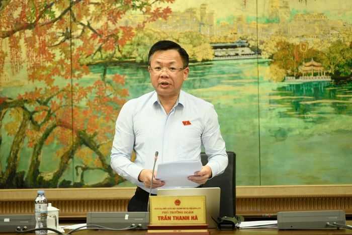 Phó Trưởng đoàn chuyên trách Đoàn đại biểu Quốc hội thành phố Hà Nội Trần Thanh Hà chủ trì buổi thảo luận tổ. Ảnh: Như Ý