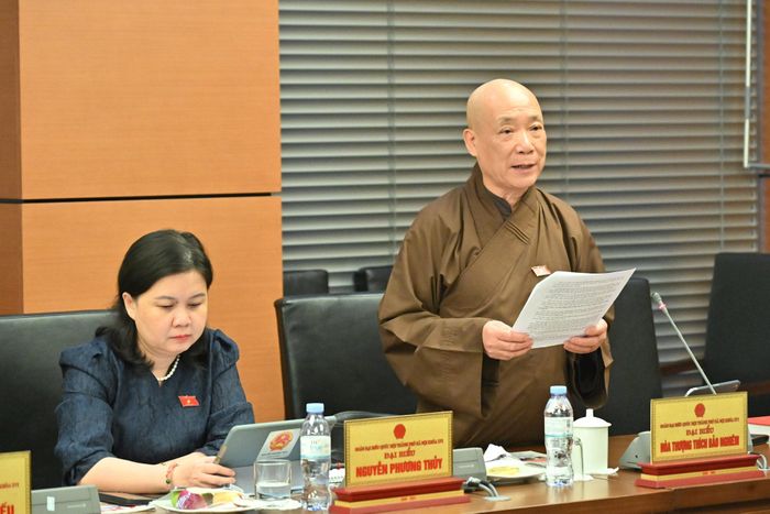 Đại biểu Hòa thượng Thích Bảo Nghiêm phát biểu thảo luận tại tổ. Ảnh: Như Ý