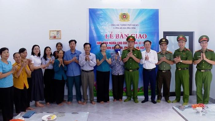 Bí thư Đảng ủy, Chủ tịch HĐND xã Ứng Hòa Đàm Văn Huân cùng cán bộ và chiến sỹ công an xã Ứng Hoà chúc mừng gia đình bà Lê Thị Tám. Ảnh Lê Quí