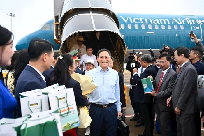 Hành khách được lãnh đạo ngành Hàng không và tỉnh Lâm Đồng chào đón trong ngày sân bay hoạt động trở lại. Ảnh: VNA.