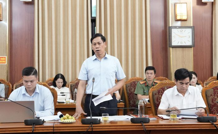 Phó Bí thư Thường trực Đảng ủy phường Chương Mỹ Vũ Ngọc Hòa báo cáo tại cuộc làm việc. Ảnh: Hồng Thái