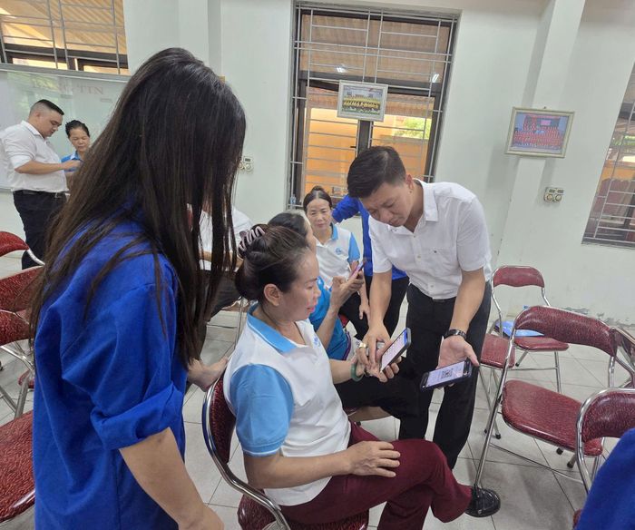 Bà Nguyễn Thị Phương tổ dân phố Đông Ba rất hào hứng tham gia vào nhóm cộng đồng. Ảnh: Nguyễn Hương