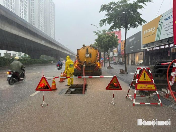 Xí nghiệp thi công cơ giới ứng trực tại Nguyễn Xiển chiều 19-8. Ảnh: PV