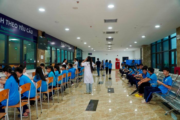 Công tác tổ phân luồng khoa học thuận tiện nhất cho việc thăm khám. Ảnh: Tiến Đạt.