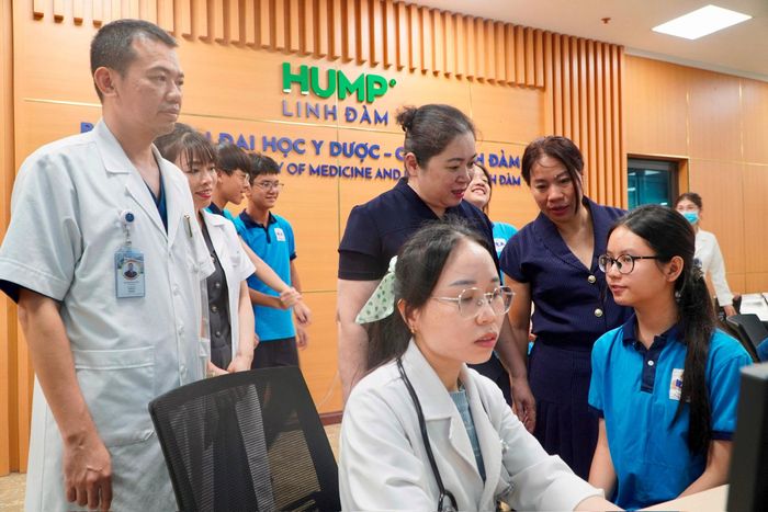 Đồng chí Bùi Thị Thu Thủy – Phó Chủ tịch UBND phường Hoàng Liệt trực tiếp kiểm tra công tác thăm khám cho các em học sinh tại Bệnh viện Đại học Y dược - cơ sở Linh Đàm. Ảnh: Tiến Đạt.