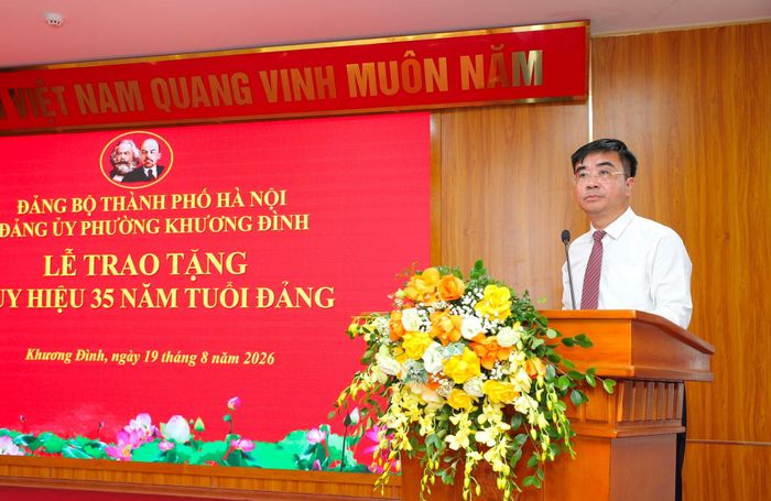 Bí thư Đảng ủy, Chủ tịch HĐND phường Khương Đình Võ Đăng Dũng phát biểu tại buổi lễ. Ảnh: HT