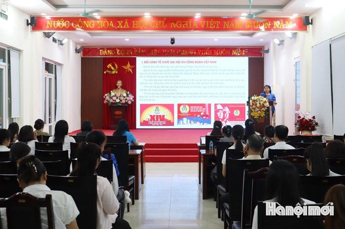 Đồng chí Nguyễn Thị Thu Thủy, Phó Chủ tịch Liên đoàn Lao động thành phố Hà Nội quán triệt Nghị quyết tại hội nghị. Ảnh: Tuấn Điệp