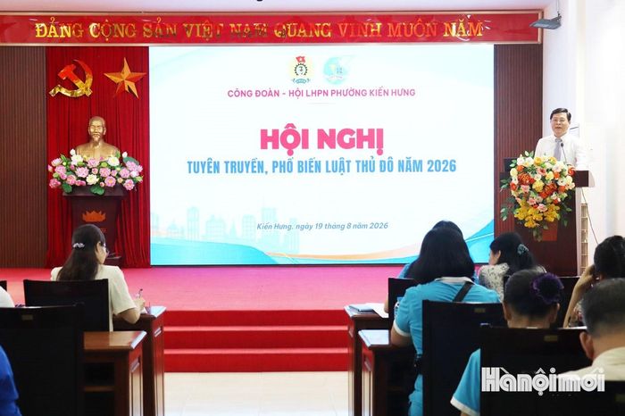 Luật sư Nguyễn Văn Hà truyền đạt những nội dung cơ bản của Luật Thủ đô năm 2026 tới các đoàn viên công đoàn. Ảnh: Tuấn Điệp