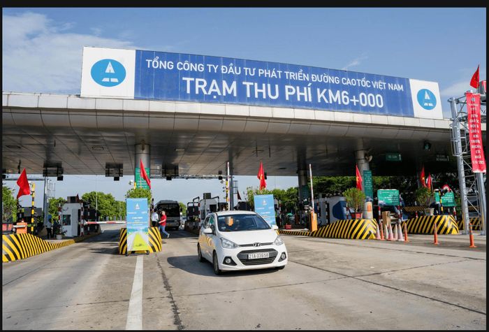 Theo biểu phí mới, khách hàng cá nhân phải trả 6.600 đồng/ví/tháng. Ảnh: PV