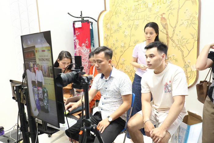 Phiên livestream được tổ chức bài bản, chuyên nghiệp, tạo ra tương tác lớn. Ảnh: Vũ Cường.