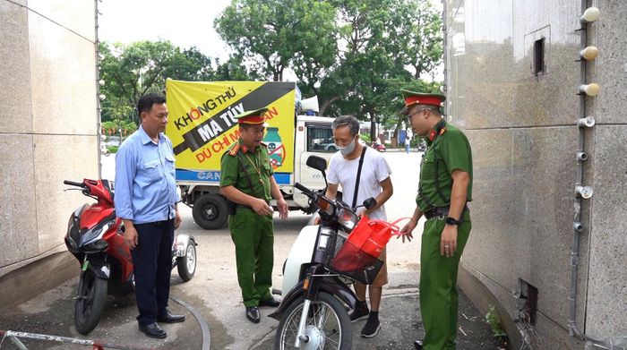 Lực lượng công an tuyên truyền, nhắc nhở người dân đảm bảo an ninh, trật tự. Ảnh: Nguyễn Công