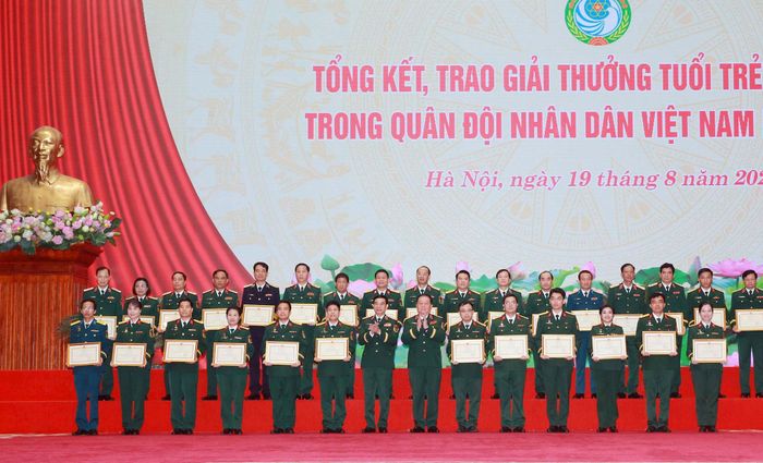 Đại tướng Phan Văn Giang, Đại tướng Nguyễn Trọng Nghĩa trao Bằng khen tặng các cá nhân, tập thể. Ảnh: Trọng Đức