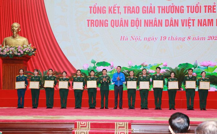 Lãnh đạo Trung ương Đoàn TNCS Hồ Chí Minh trao Huy hiệu Tuổi trẻ sáng tạo cho các tác giả có công trình đoạt giải Nhất. Ảnh: Trọng Đức