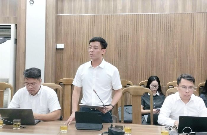Giám đốc Sở Khoa học và Công nghệ Hà Nội Cù Ngọc Trang trao đổi tại cuộc họp. Ảnh: Thu Hằng
