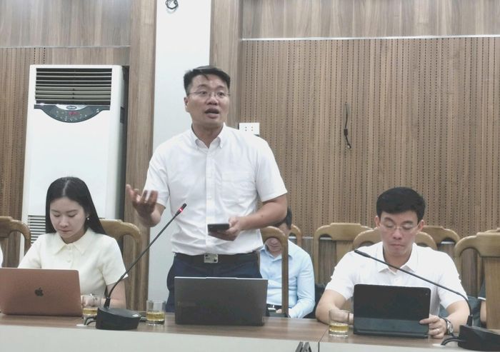 Giám đốc Trung tâm Dữ liệu Trịnh Tất Thắng trao đổi tại cuộc họp. Ảnh: Thu Hằng