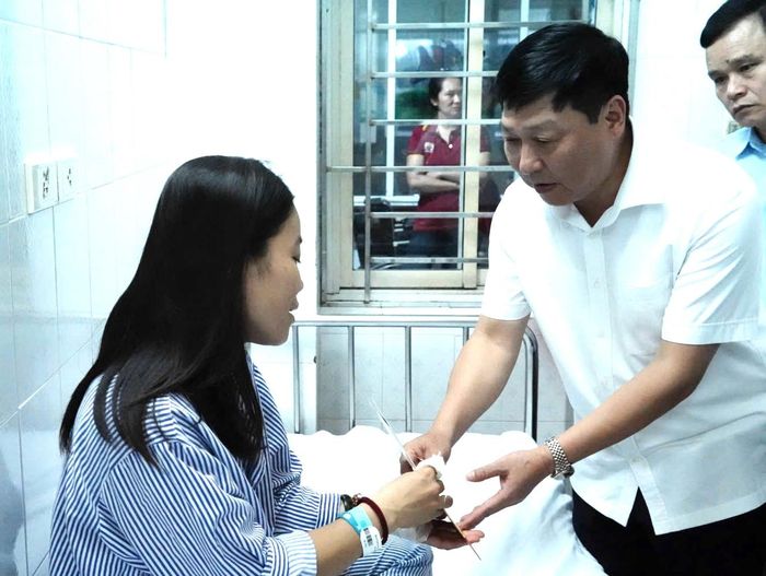 Phó Chủ tịch Ủy ban Mặt trận Tổ quốc Việt Nam thành phố Hà Nội Phạm Anh Tuấn trao hỗ trợ tới nạn nhân tại Bệnh viện Bỏng Quốc gia Lê Hữu Trác. Ảnh: Lê Dung.