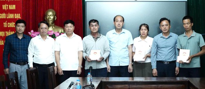 Đoàn công tác trao hỗ trợ tới gia đình nạn nhân tại phường Chương Mỹ. Ảnh: CTV.