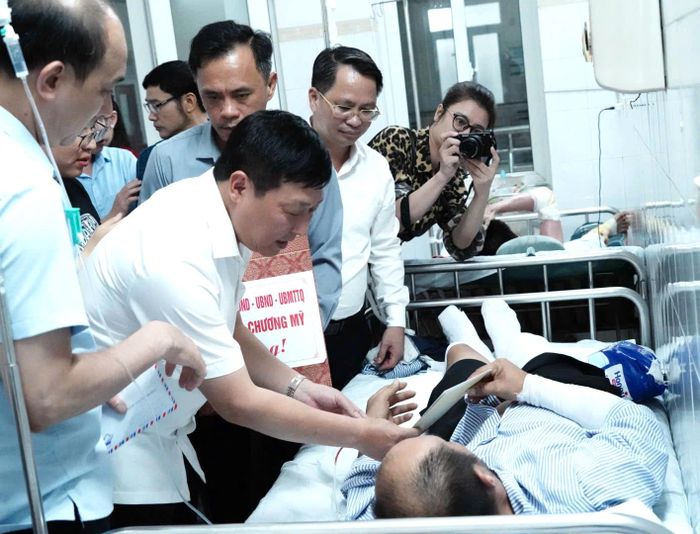 Những suất quà hỗ trợ, tiếp tục khẳng định vai trò của Mặt trận trong công tác chăm lo, hỗ trợ nhân dân khi hoạn nạn, khó khăn. Ảnh: Lê Dung.