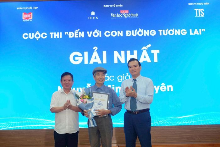 TS Nguyễn Minh Chung, Uỷ viên Thường vụ, Trưởng ban Tuyên giáo MTTQ các Đoàn thể Trung ương; PGS.TS. nhạc sĩ Đỗ Hồng Quân, Phó Chủ tịch không chuyên trách MTTQ Việt Nam, Chủ tịch Liên hiệp các Hội Văn học nghệ thuật Việt Nam trao giải Nhất cho Anh hùng lao động Minh Chuyên. Ảnh: PV