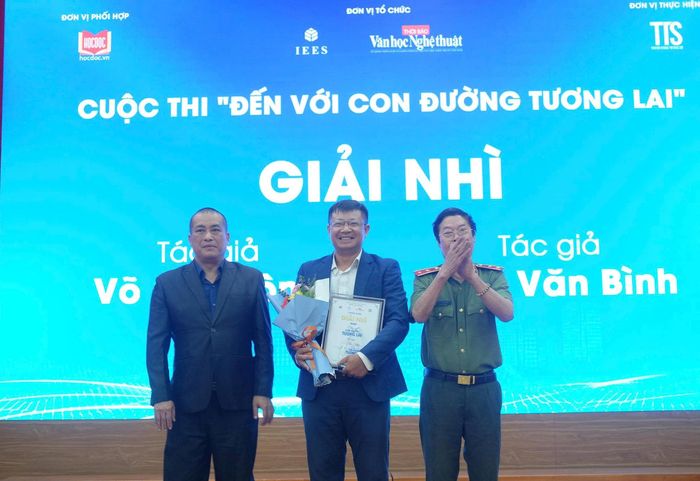 Trao giải Nhì cho tác giả đạt giải. Ảnh: PV