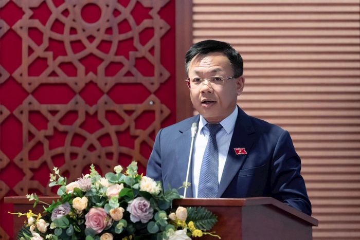 Phó Trưởng đoàn chuyên trách Đoàn đại biểu thành phố Hà Nội Trần Thanh Hà, Phó Chủ tịch Thường trực trình bày dự thảo Quyết định ban hành Quy chế hoạt động của Nhóm đại biểu Quốc hội hoạt động chuyên trách ở địa phương khóa XVI. Ảnh: ĐBND