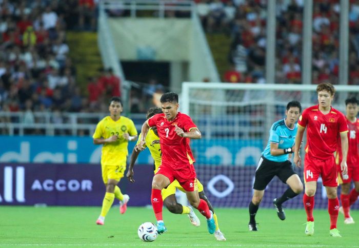 Ngay sau tiếng còi khai cuộc, Việt Nam đẩy cao đội hình, kiểm soát bóng và tìm cách khai thác hai biên. Malaysia chủ động chơi thấp, tổ chức phòng ngự với số đông và chờ cơ hội phản công.