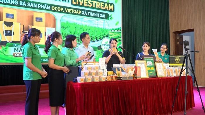 Cán bộ, hội viên nông dân xã Thanh Oai livestream quảng bá, giới thiệu các sản phẩm OCOP và VietGAP tiêu biểu của địa phương trên nền tảng mạng xã hội. Ảnh: Ánh Ngọc