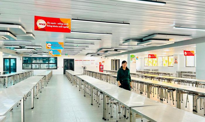Bà Nguyễn Thị Tuyết Minh, Hiệu trưởng Trường Tiểu học Hoàng Mai kiểm tra phòng ăn có sức chứa 600 học sinh cùng lúc. Ảnh: Trần Oanh