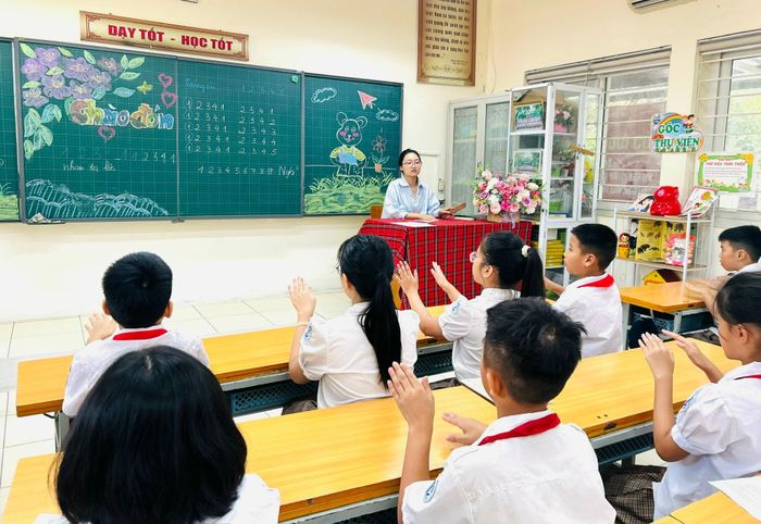 Các em học sinh luyện tập gõ nhịp chuẩn bị cho khai giảng năm học mới. Ảnh: Trần Oanh
