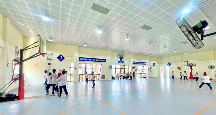 Nhà thể chất đa năng Trường THCS Hoàng Mai sẵn sàng phục vụ học sinh. Ảnh: HM