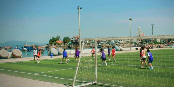 Đội bóng nữ làng Xuân chơi bóng ở ven biển thanh bình. Ảnh: VFC