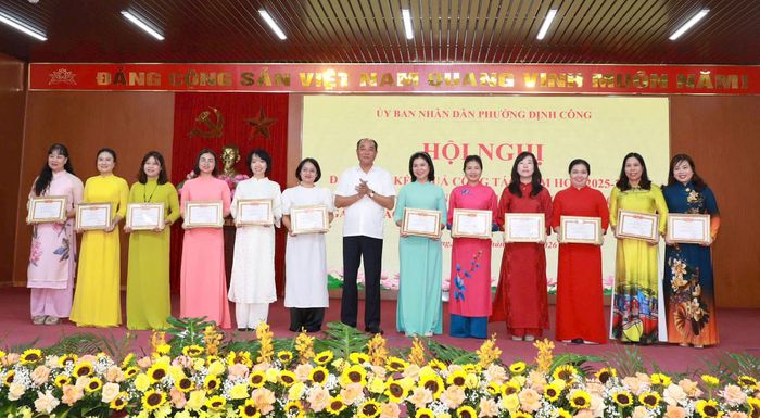 Chủ tịch UBND phường Định Công Nguyễn Tuấn Anh biểu dương các cá nhân có thành tích nổi bật. Ảnh: Huy Hoàng