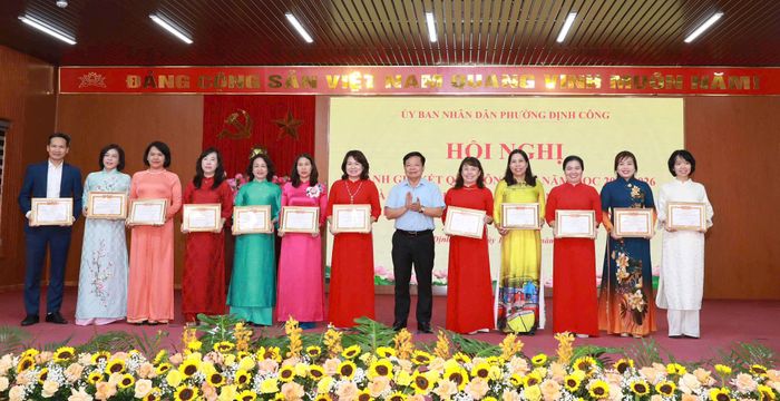 Phó Bí thư Thường trực Đảng ủy phường Định Công Khương Quốc Hưng biểu dương các tập thể có thành tích nổi bật. Ảnh: Huy Hoàng
