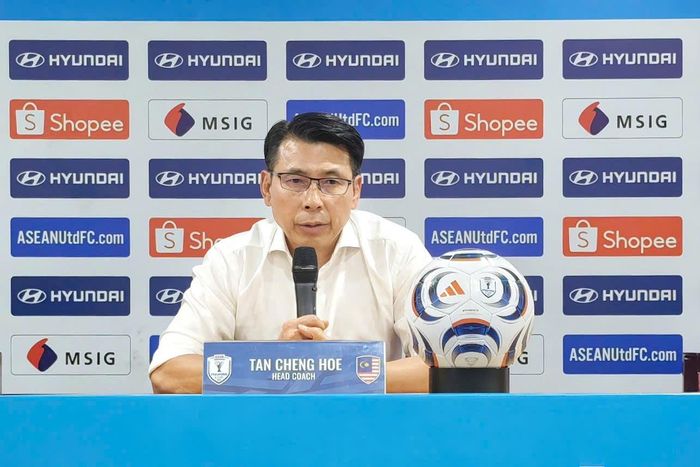 HLV Tan Cheng Hoe tại buổi họp báo sau trận đấu. Ảnh: Ngọc Tú
