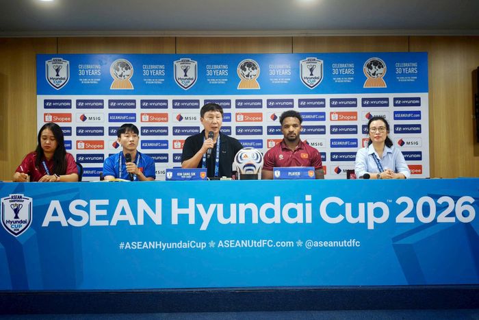 HLV Kim Sang-sik và Xuân Son tham dự họp báo sau trận đấu. Ảnh: Ngọc Tú