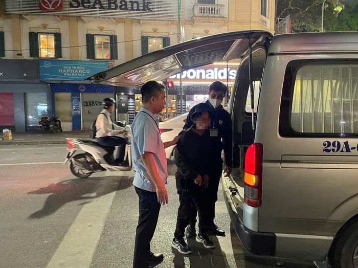 Tiếp nhận người lang thang, đưa về các cơ sở bảo trợ xã hội để chăm sóc. Ảnh: Đội TTXH