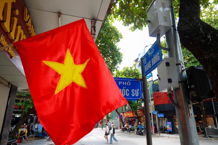 Cờ Đảng, cờ Tổ quốc, băng rôn, banner, phướn tuyên truyền được trang hoàng đồng bộ trên các tuyến phố, khu dân cư.