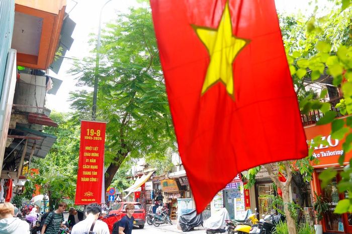 Mỗi lá cờ đỏ sao vàng tung bay giữa lòng phố cổ không chỉ làm đẹp cảnh quan mà còn góp phần khơi dậy niềm tự hào, tình yêu quê hương, đất nước trong mỗi người dân.