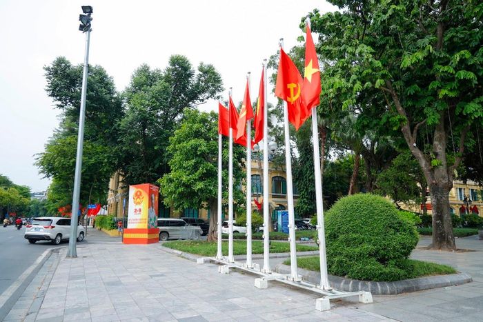 Những tuyến phố rực rỡ cờ hoa đã tạo nên không khí chính trị, văn hóa sôi nổi, hướng về những ngày tháng Tám lịch sử và ngày hội lớn của dân tộc.