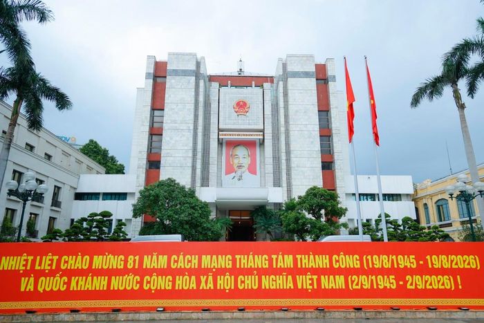 Tấm pano khổ lớn tại trụ sở UBND thành phố Hà Nội nhiệt liệt chào mừng Ngày Quốc khánh nước Cộng hòa xã hội chủ nghĩa Việt Nam.