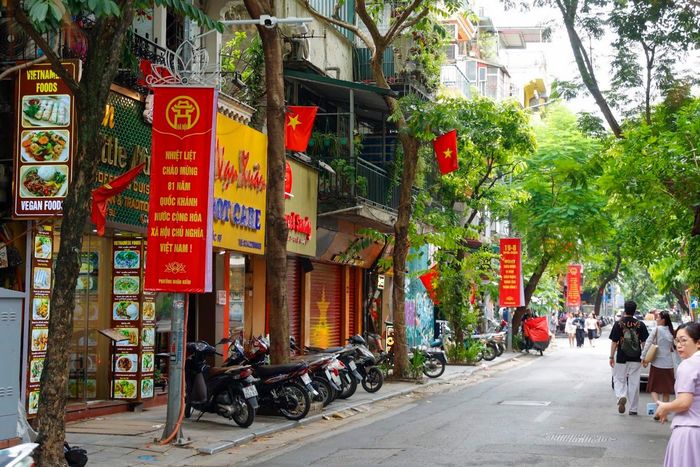 Diện mạo đô thị rực rỡ, trang trọng và tràn đầy sắc màu lễ hội.