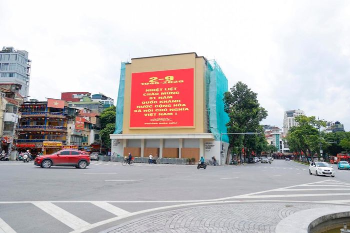 Quảng trường Đông Kinh Nghĩa Thục.