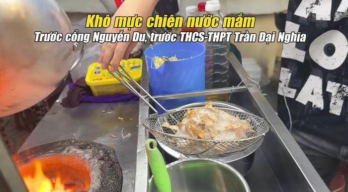 Jongrak tiếp tục tìm đến món thứ hai là mực khô chiên nước mắm