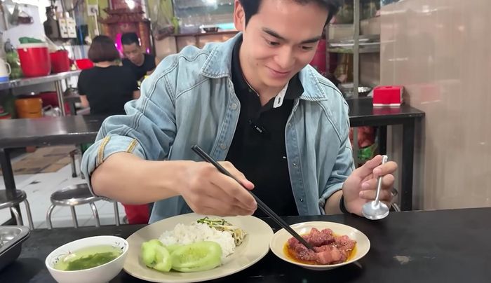 “Nhiều người Việt Nam cũng không ăn được lẩu mắm, bạn này hòa nhập với ẩm thực Việt luôn”.