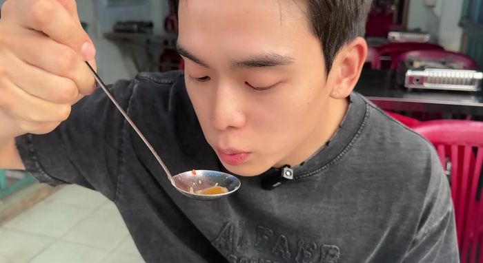 Nhìn nồi lẩu đầy ắp đồ ăn sôi sùng sục, hương thơm lan khắp không gian, Jongrak liên tục xuýt xoa vì quá hấp dẫn