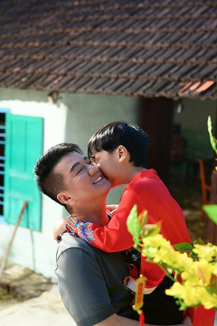 Đàm Vĩnh Hưng thường chia sẻ những hình ảnh giản dị của hai bố con. Những khoảnh khắc đời thường như cùng nhau vui chơi, đi du lịch hay tổ chức sinh nhật vì thế nhận được nhiều sự yêu thích.