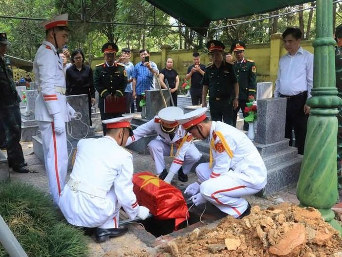 Sau Lễ truy điệu, hài cốt Liệt sĩ Nguyễn Văn Tuấn được di quan và an táng tại Nghĩa trang Liệt sĩ Đông Khê - (ảnh xã Đông Khê).