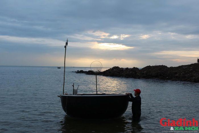 Những chiếc thuyền thúng nhỏ lần lượt rời bờ khi trời bắt đầu tối, mang theo ngư dân ra vùng biển cách bờ nhiều km. (Ảnh: Song Hoàng)
